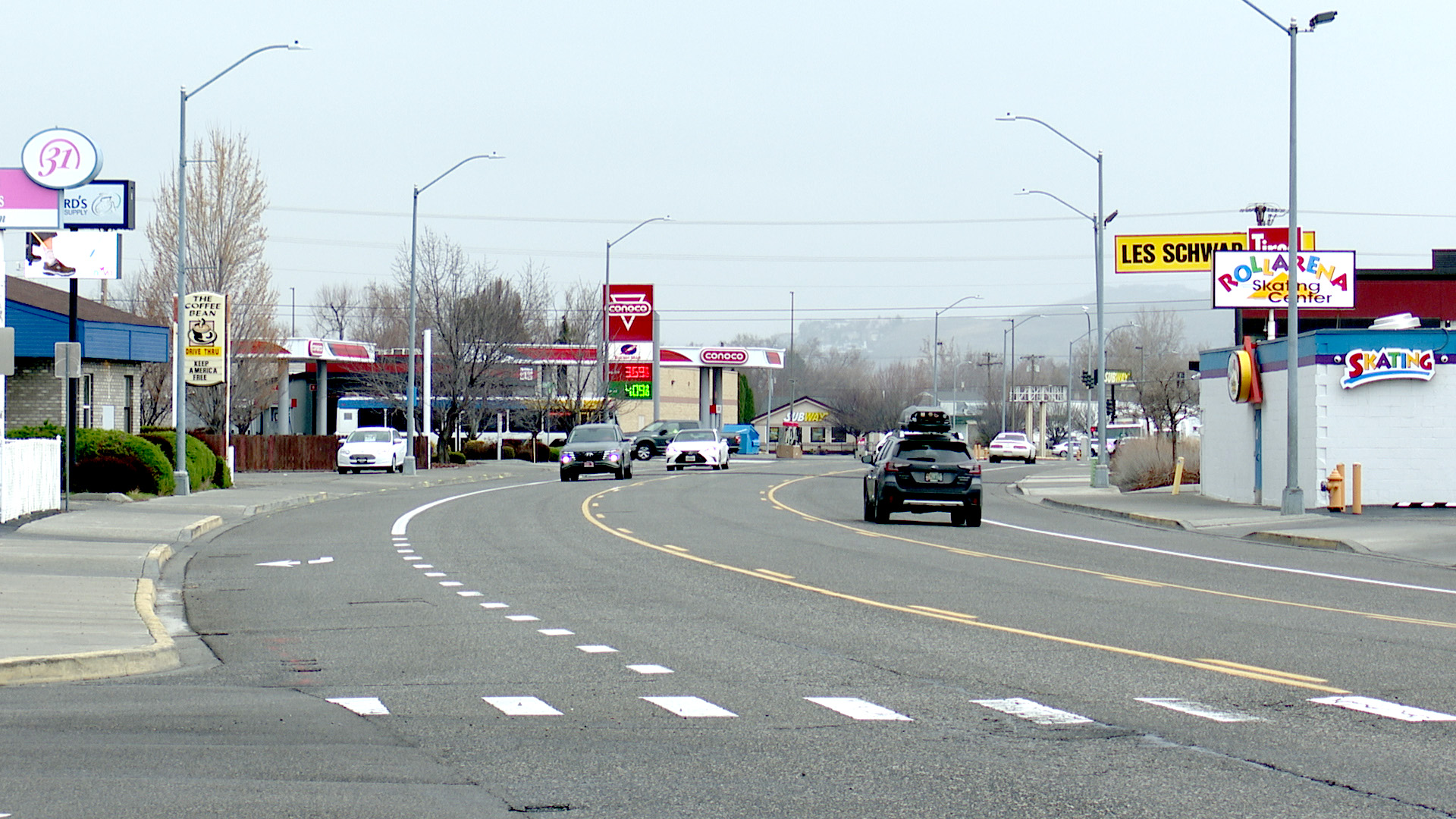 street, businesses ad traffic on Stevens Drive in Richland WA